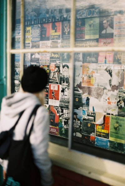 穿着白色连帽衫的男人站在商店前面